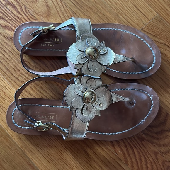 Coach Sari sandals - metallic gold leather with flower detail, size 8 - Picture 8 of 13